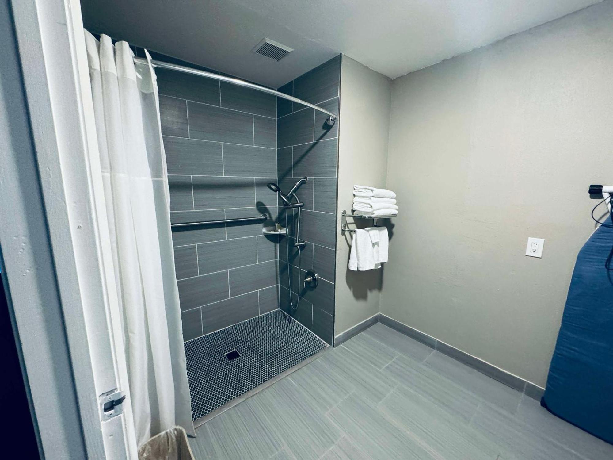 Surestay By Best Western Fresno Central Kültér fotó